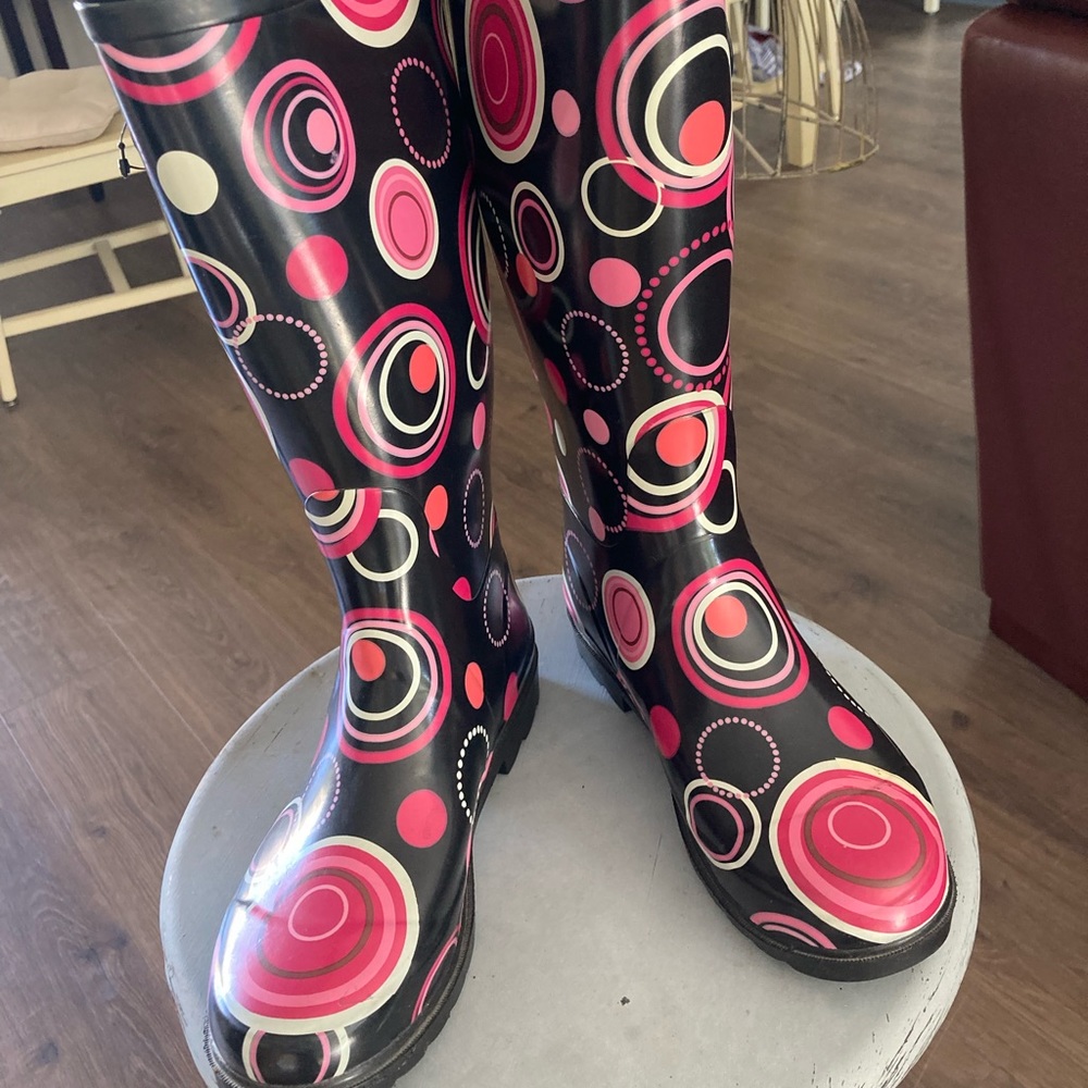 Rain/snow boots size 7.